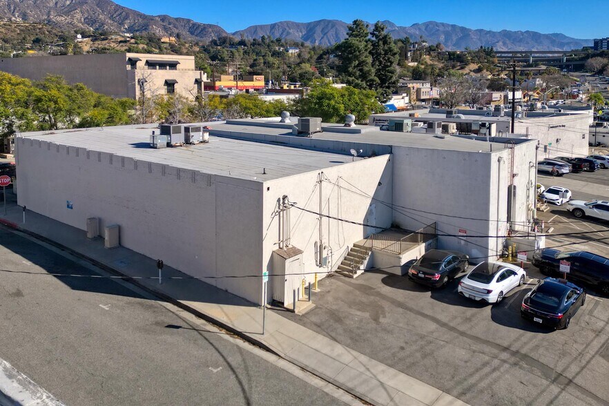 More Photos Of 2240 Honolulu Ave, Montrose Storefront For Lease