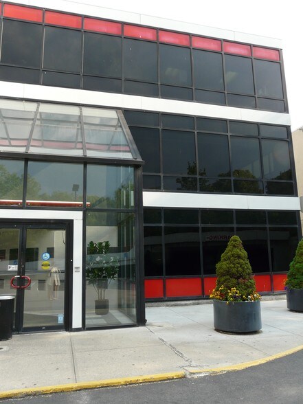 More Photos Of 935 Northern Blvd, Great Neck Medical For Sale