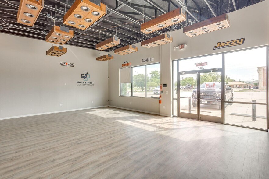 More Photos Of 1333-1337 N Plaza Dr, Granbury Storefront Retail Office For Sale