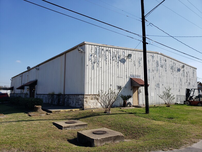 More Photos Of 8012 Endor, Houston Warehouse For Lease