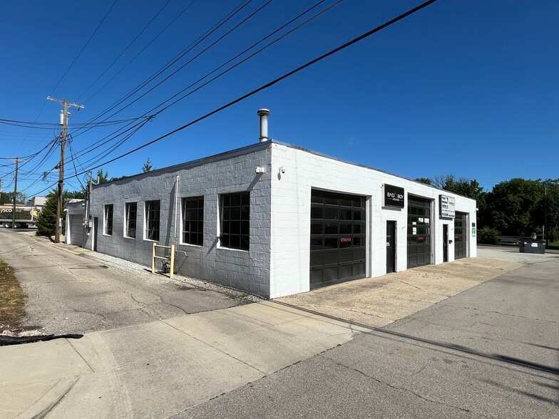 More Photos Of 11 N Center St, Cambridge City Freestanding For Sale