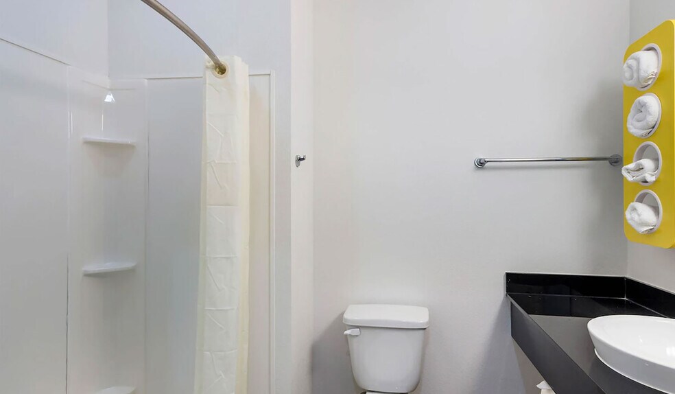 More Photos Of 209 Cedar Ln, Channelview Hotel For Sale