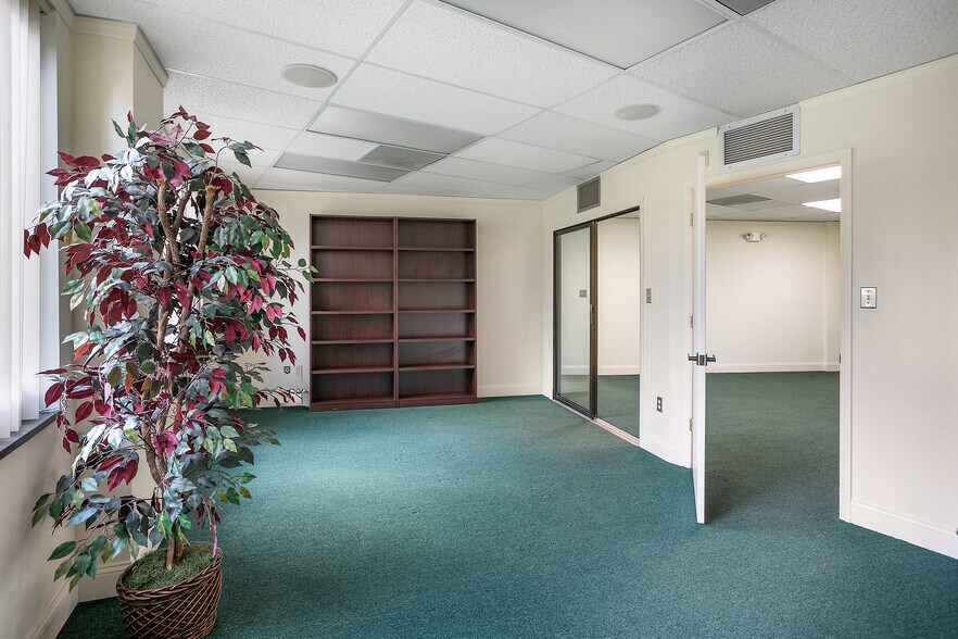 More Photos Of 7960-7990 Old Georgetown Rd, Bethesda Medical For Lease