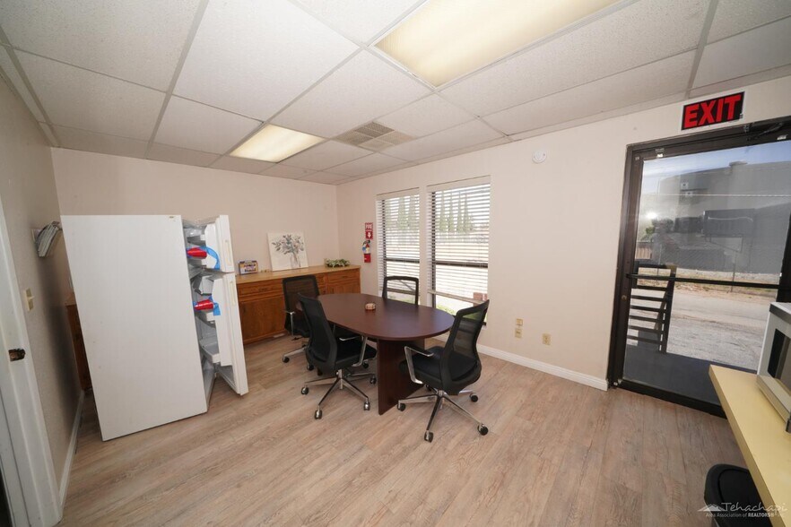 More Photos Of 20031 W Valley Blvd, Tehachapi Office For Sale