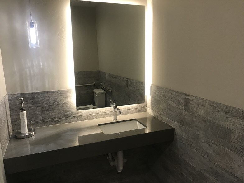 More Photos Of 426 E 1750 N, Vineyard Warehouse For Lease