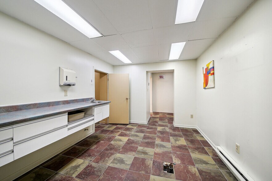 More Photos Of 150 Rue Jarry E, Montréal Storefront Retail Office For Lease