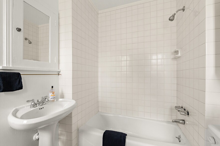 More Photos Of 1040 S Longwood Ave, Los Angeles Apartments For Sale