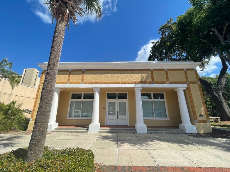 More Photos Of 220 W Main St, Tavares Office For Lease