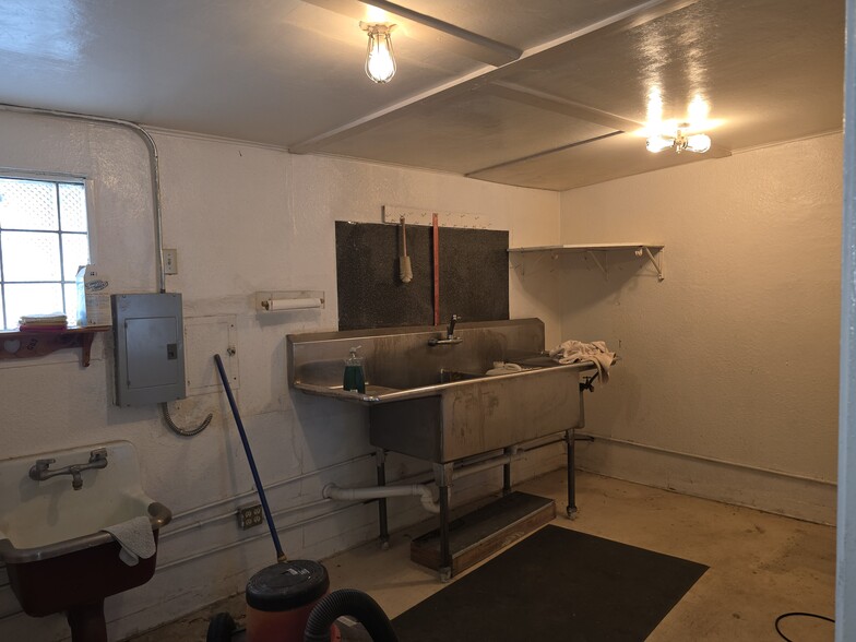 More Photos Of 10000 McCullough Ave, San Antonio Distribution For Sale