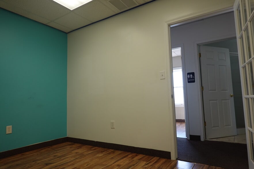 More Photos Of 100 Bridge St, Hampton Office For Lease