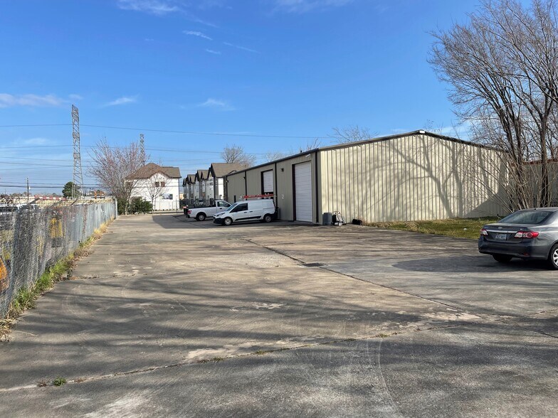 More Photos Of 5903 Gardendale Dr, Houston Warehouse For Lease