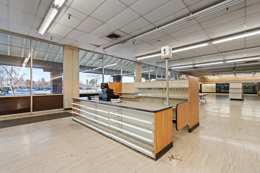 More Photos Of 1701 Airline Hwy, Hollister Freestanding For Lease