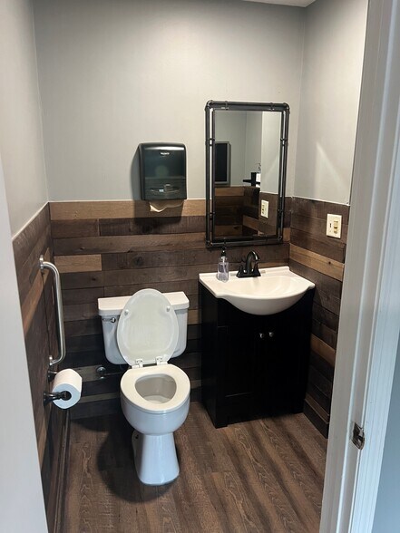 More Photos Of 1377 Cross Creek Cir, Tallahassee Loft Creative Space For Sale