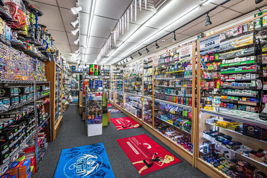 More Photos Of 3139 N Broadway St, Chicago General Retail For Sale