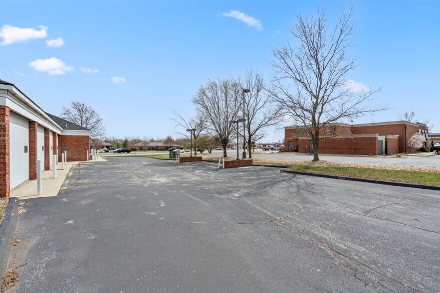 More Photos Of 418 N Old Wilderness Rd, Nixa Flex For Sale