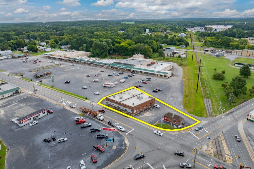More Photos Of 506 N Main St, Emporia General Retail For Sale