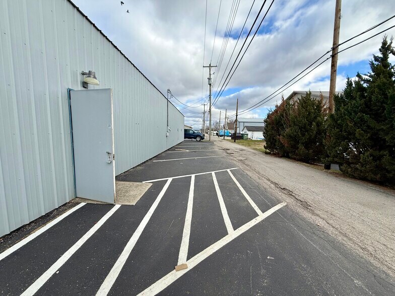 More Photos Of 612 E Tipton St, Seymour Freestanding For Lease