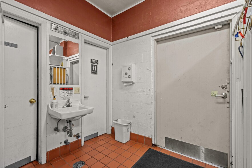 More Photos Of 1760 Market St NE, Salem Freestanding For Sale