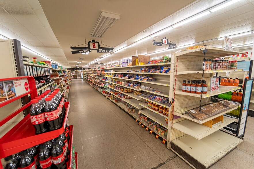 More Photos Of 1302 E Crestwood Dr, Victoria Storefront For Sale