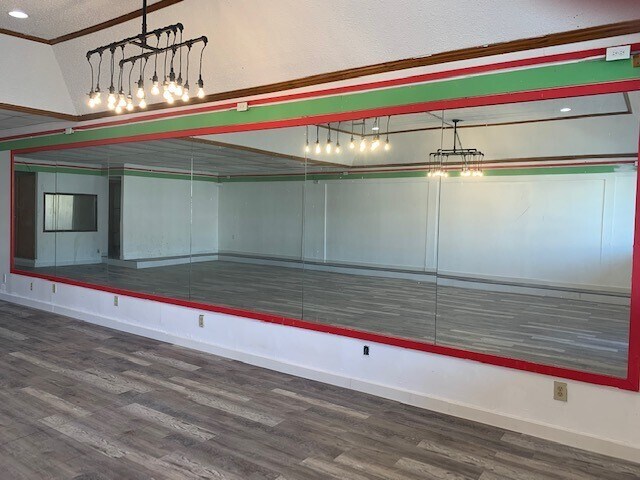 More Photos Of 2706 Samuell Blvd, Dallas Storefront For Lease