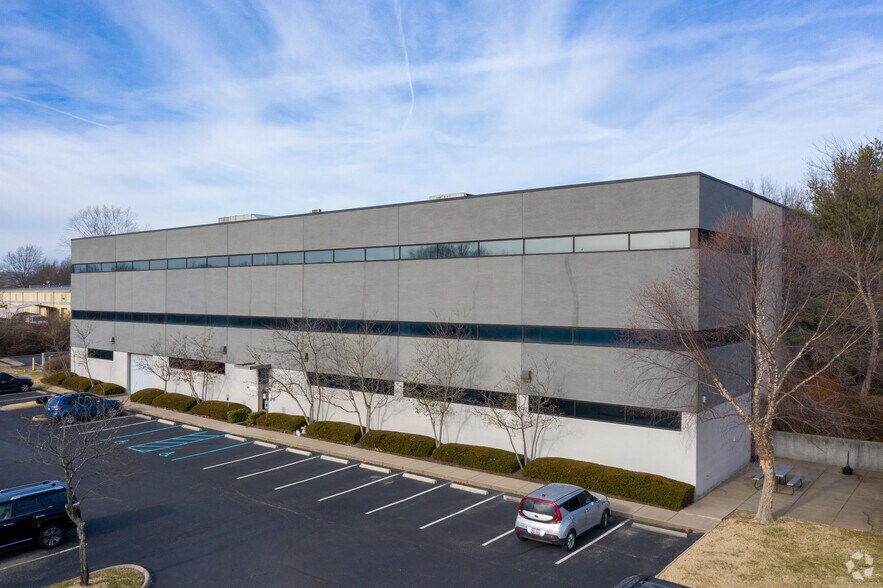 More Photos Of 2008 Mercer Rd, Lexington Office For Lease