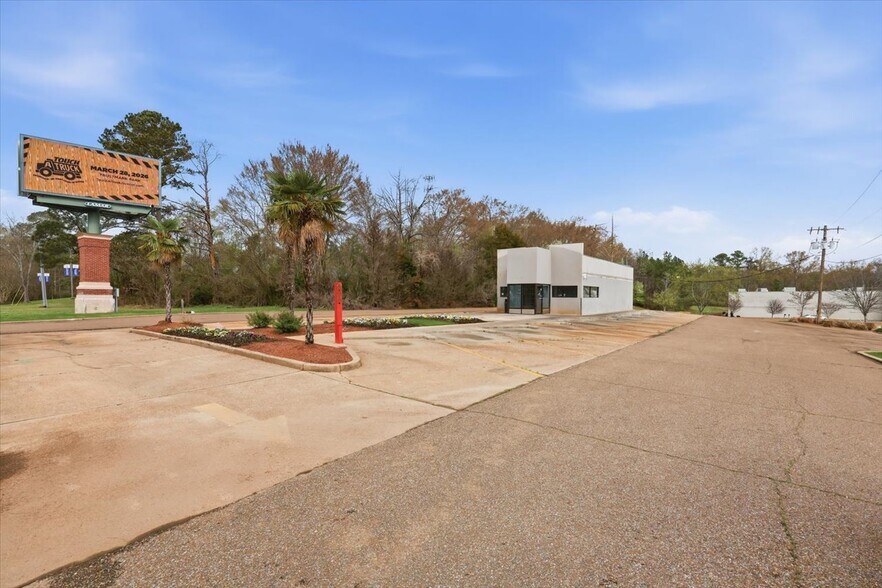 More Photos Of 1900 E County Line Rd, Ridgeland Fast Food For Sale