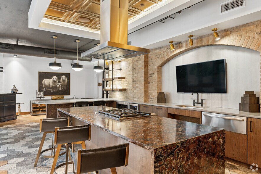 More Photos Of 101-111 W Davis St, Dallas Apartments For Lease