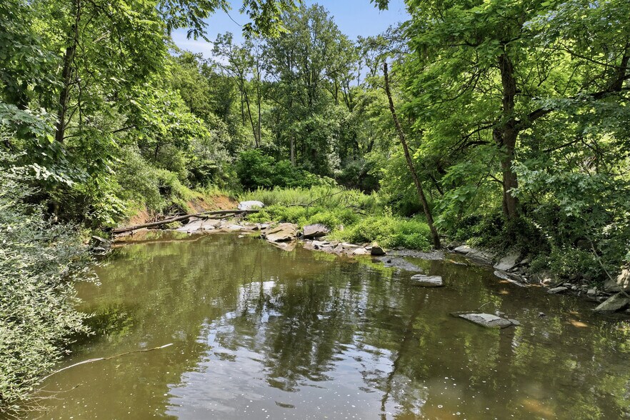 More Photos Of 429 Riverview Dr, Walnutport Flex For Sale