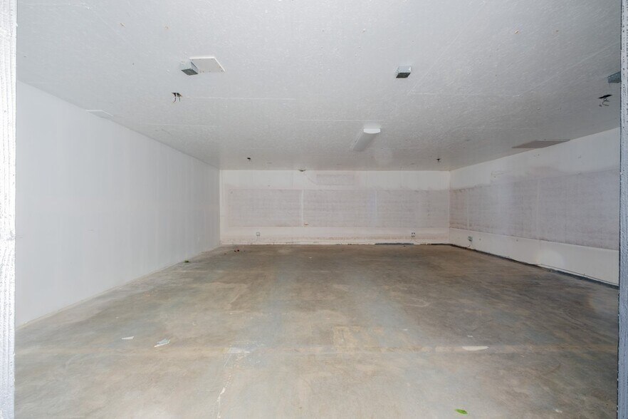 More Photos Of 16955 Sherman Way, Van Nuys Freestanding For Lease