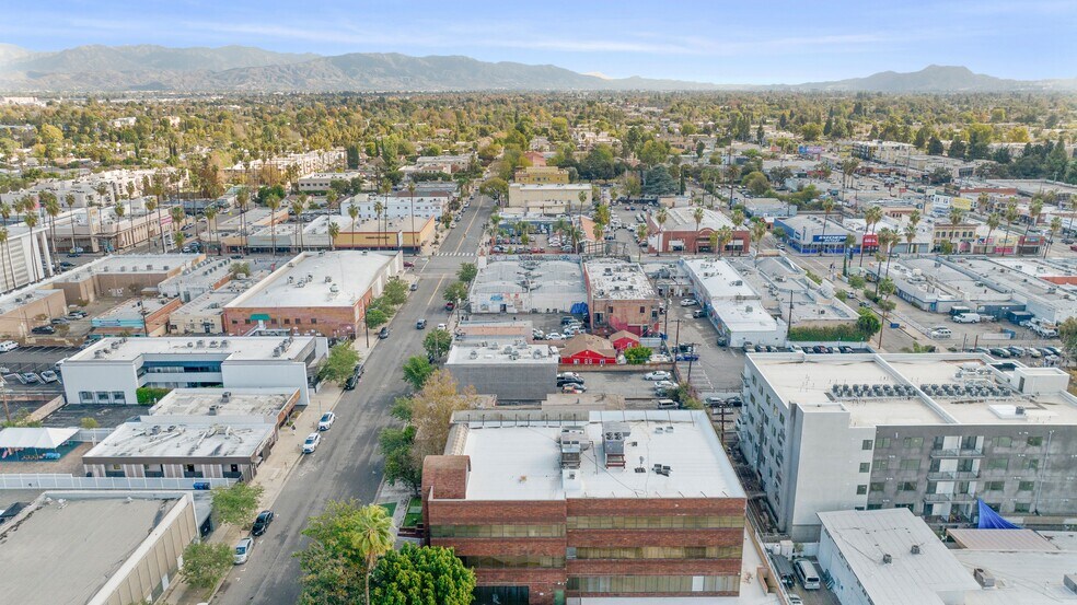 More Photos Of 14546 Hamlin St, Van Nuys Office For Sale