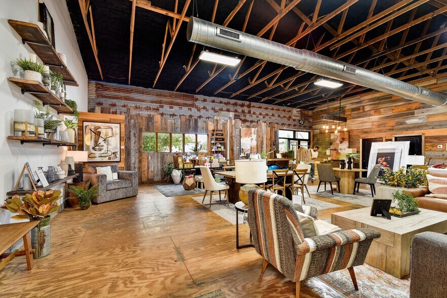 More Photos Of 330 W Mercer St, Dripping Springs Freestanding For Lease