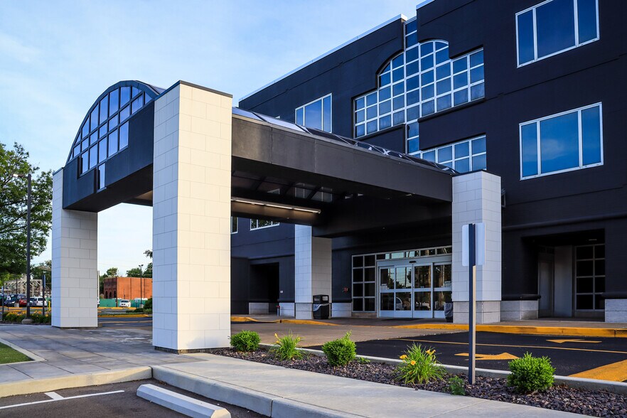 More Photos Of 401 SE 6th St, Evansville Office For Lease