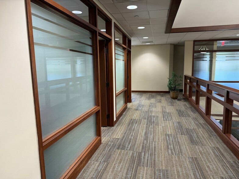 More Photos Of 109 Veterans Pky, Yorkville Office For Lease