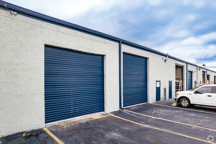 More Photos Of 3899 Ulmerton Rd, Clearwater Storefront For Lease