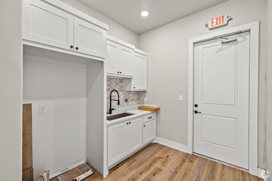 More Photos Of 3218 140th St, Lubbock Office For Sale