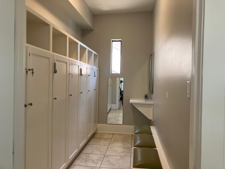 More Photos Of 5721 Winsome Ln, Houston Freestanding For Sale