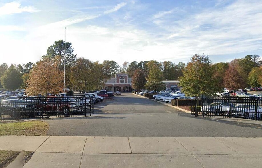 Primary Photo Of 6027-6125 N Tryon St, Charlotte Auto Dealership For Sale