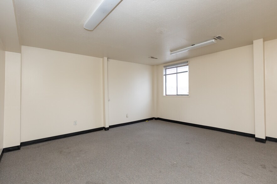 More Photos Of 1120 Chestnut St, Carlin Light Distribution For Sale