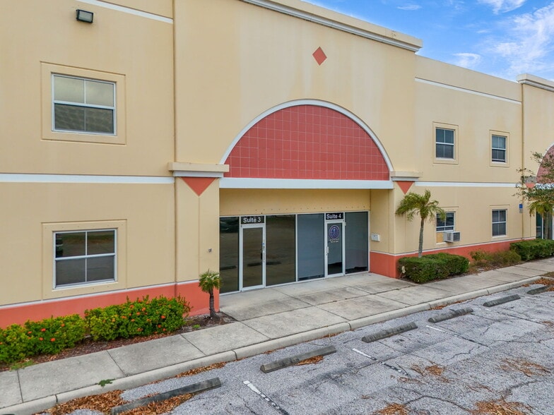 More Photos Of 787 Commerce Dr, Venice Warehouse For Lease