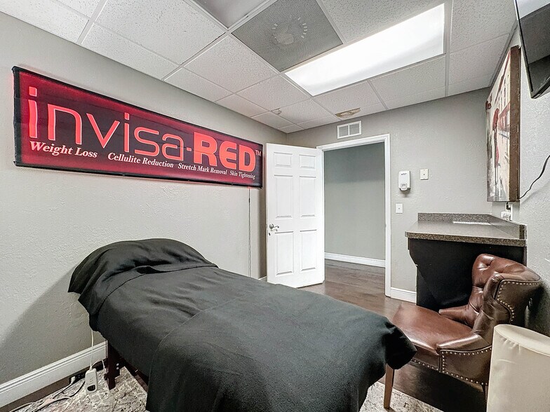 More Photos Of 224 Mariner Blvd, Spring Hill Medical For Sale
