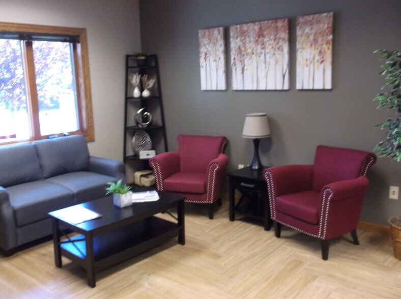 More Photos Of 2905 Universal St, Oshkosh Office For Lease