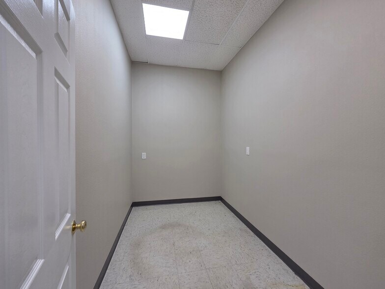 More Photos Of 6800 Edgewater Commerce Pky, Orlando Warehouse For Sale