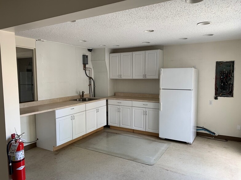 More Photos Of 190 Main St, Westport Unknown For Lease