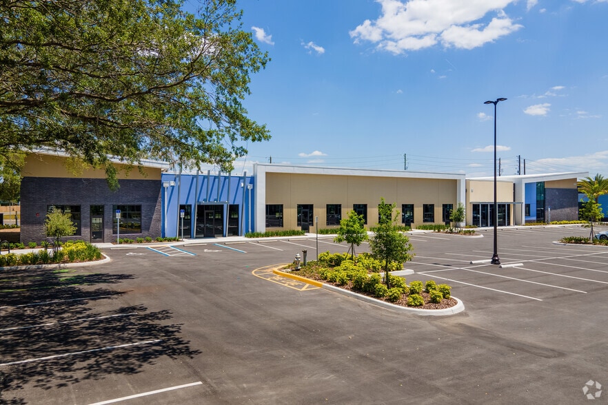 More Photos Of 1675 W Broadway St, Oviedo Medical For Lease