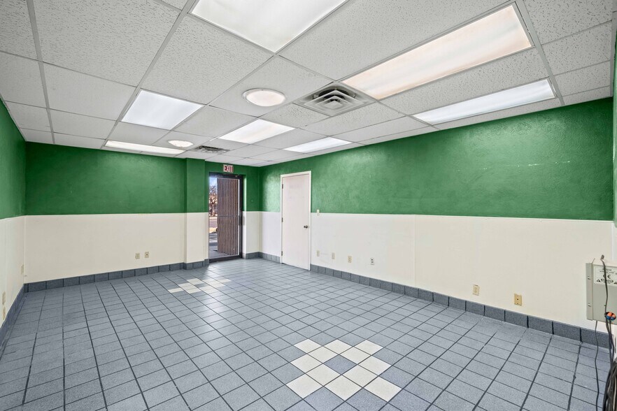 More Photos Of 7902 Slide Rd, Lubbock Veterinarian Kennel For Lease