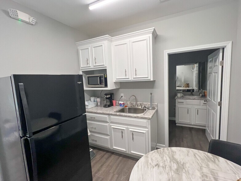 More Photos Of 431 S Mock rd, Albany Distribution For Sale