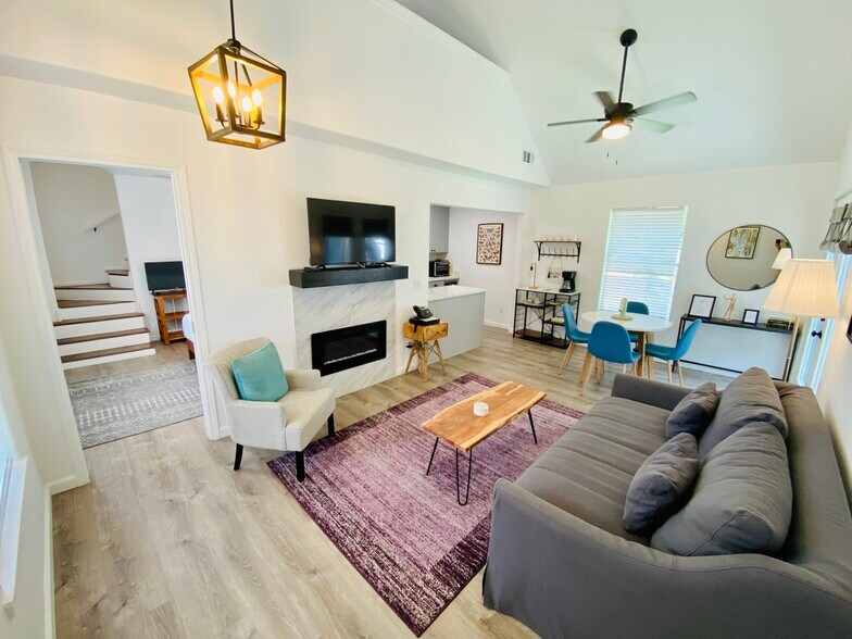 More Photos Of 104 Scudder Ln, Wimberley Hotel For Sale