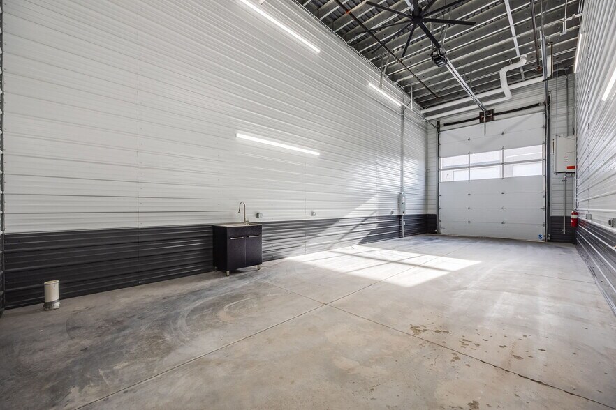 More Photos Of 4390 Regent St, Castle Rock Industrial For Sale