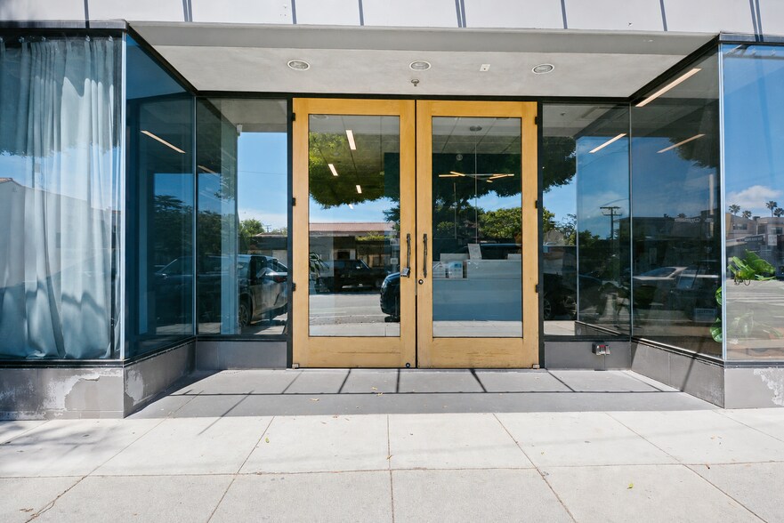 More Photos Of 1031-1033 Montana Ave, Santa Monica Freestanding For Sale