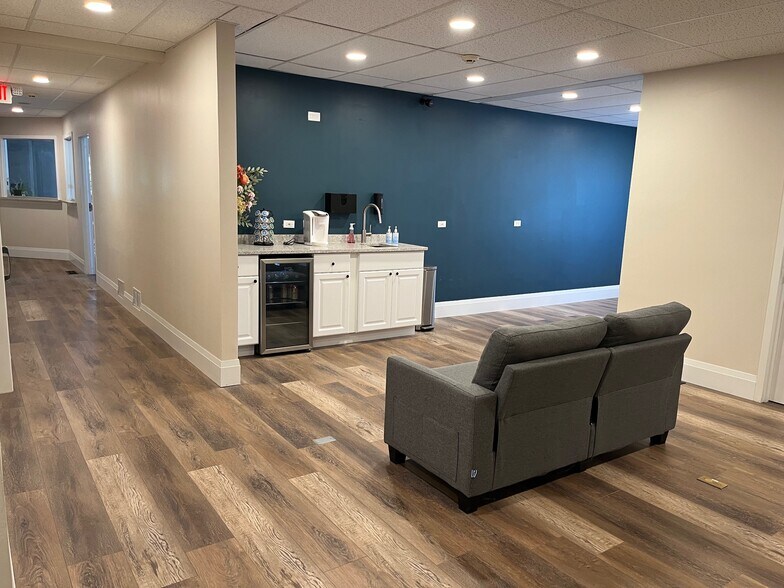 More Photos Of 183 Heritage Dr, Crystal Lake Medical For Lease